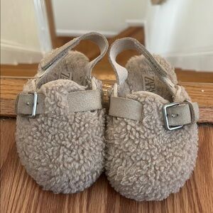 SOLD❌ Zara Beige Fuzzy Baby Sandals